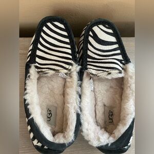 UGG Ansley Exotic zebra print slippers bovine fur upper sheepskin lining; size 8